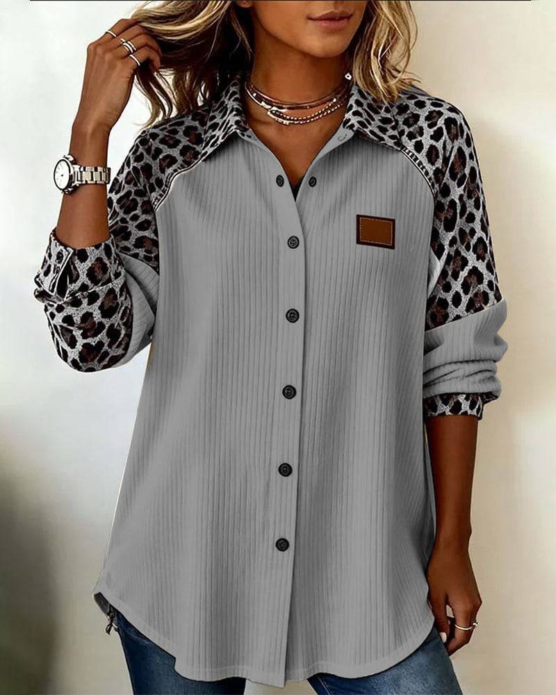 Chemise élégante à motif léopard Danoir Paris, modèle Aria, en tissu léger et ajusté, portée avec col et manches longues.