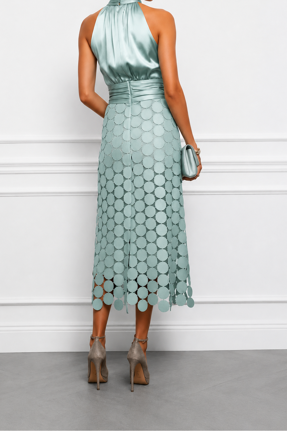 Robe midi élégante Danoir Paris pour cérémonies, en tissu fluide avec détail sophistiqué, portée par un mannequin.