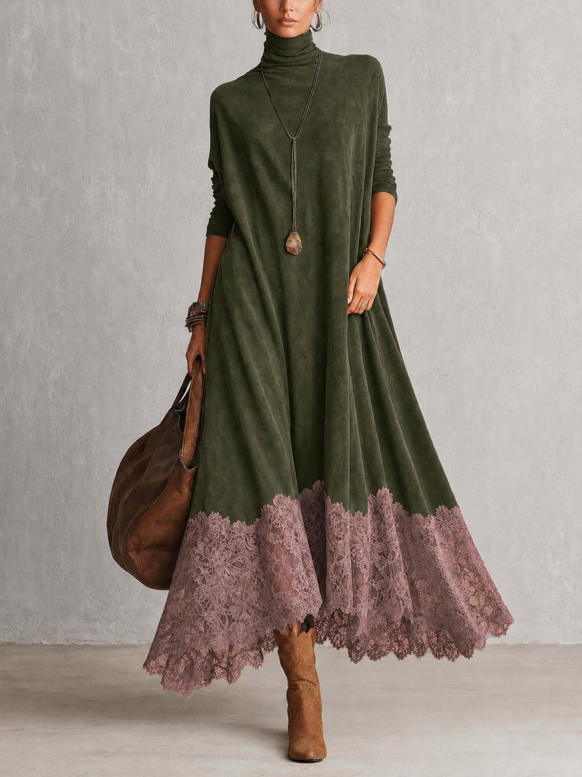 Robe maxi longue en suédine marron à manches longues, style vintage, de la marque Danoir Paris, portée sur mannequin.