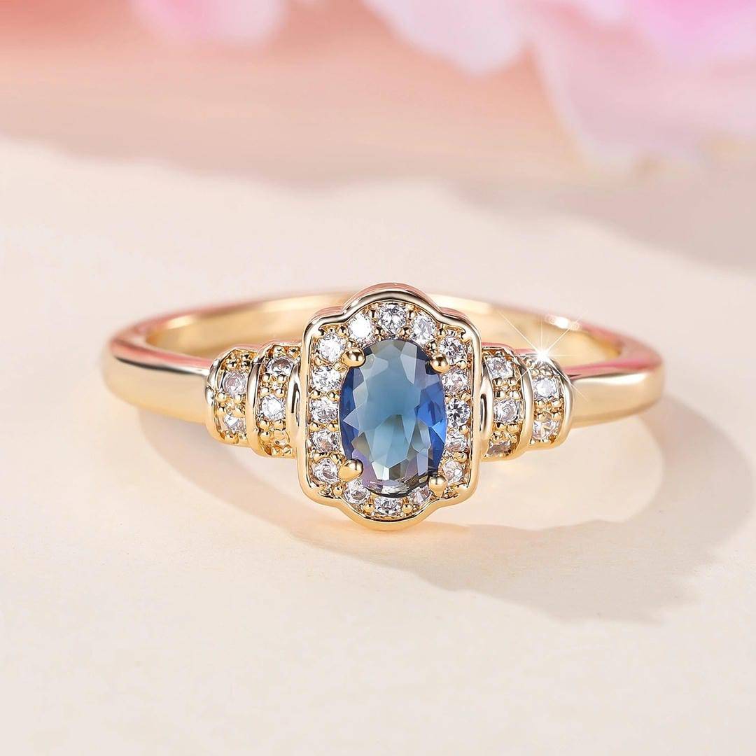 Bague Danoir Paris en saphir ancien avec halo de cristaux, bijou élégant en or pour femme.