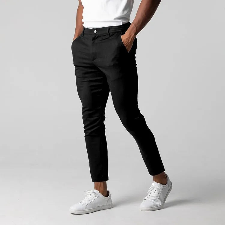 Pantalon chino élastique Danoir Paris, coupe ajustée, en coton premium de couleur beige clair.