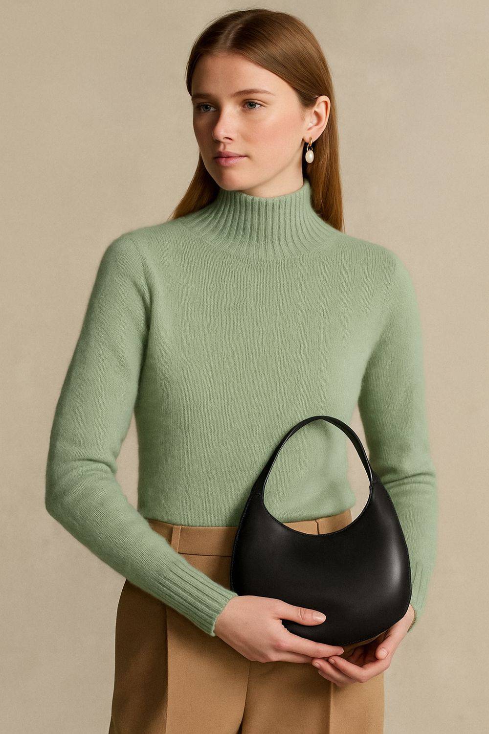 Col montant en cachemire Léonne de Danoir Paris, couleur neutre, détail doux et élégant, porté sur un mannequin féminin.