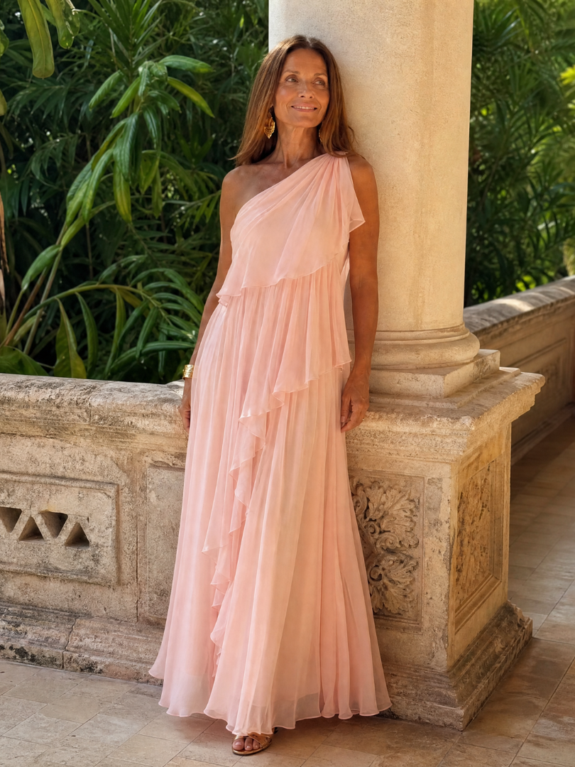 Robe maxi verte Danoir Paris à épaule unique avec volants en cascade, tissu fluide et élégance moderne.