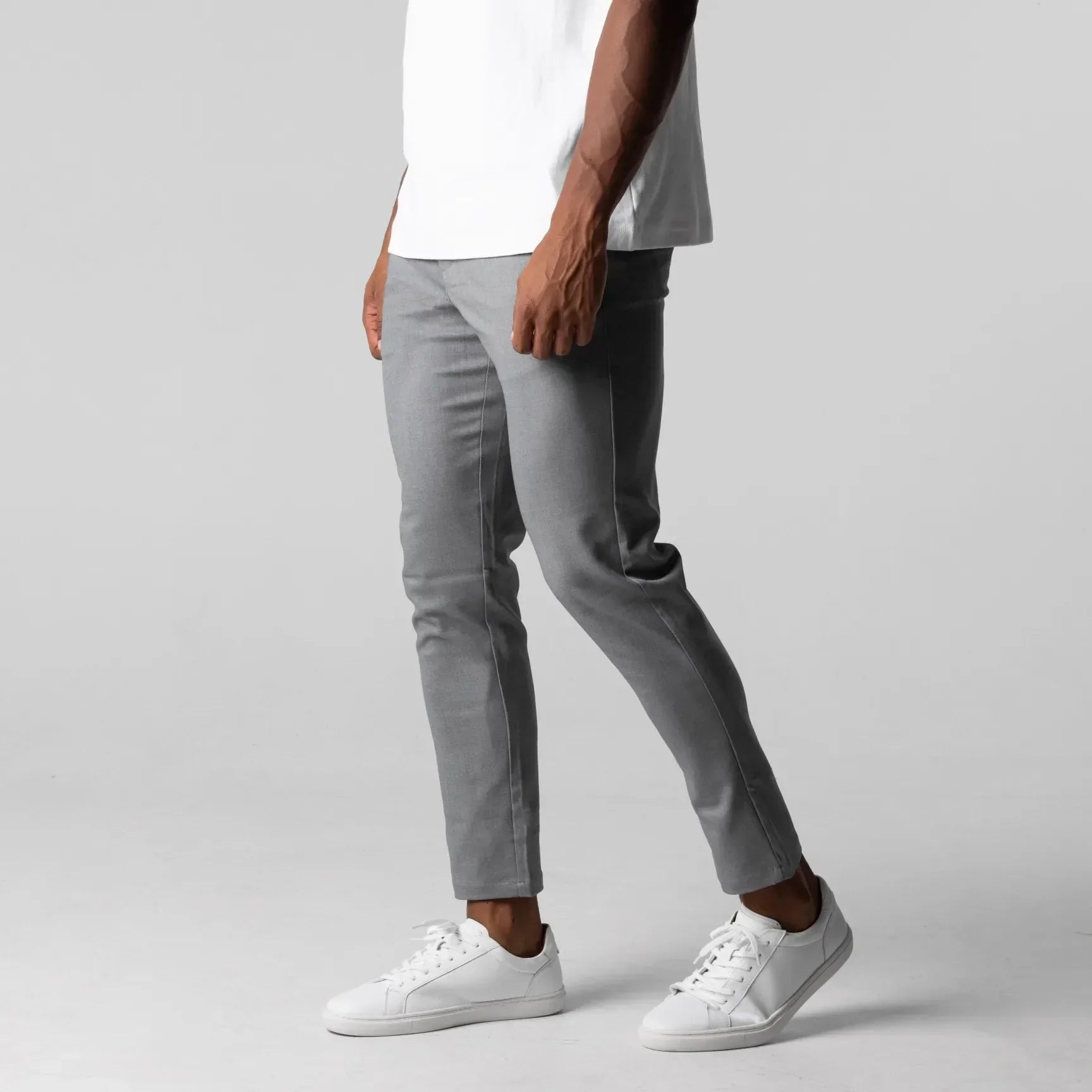 Pantalon chino elasticisé Danoir Paris, style élégant, coupe ajustée, en tissu premium, couleur beige clair.