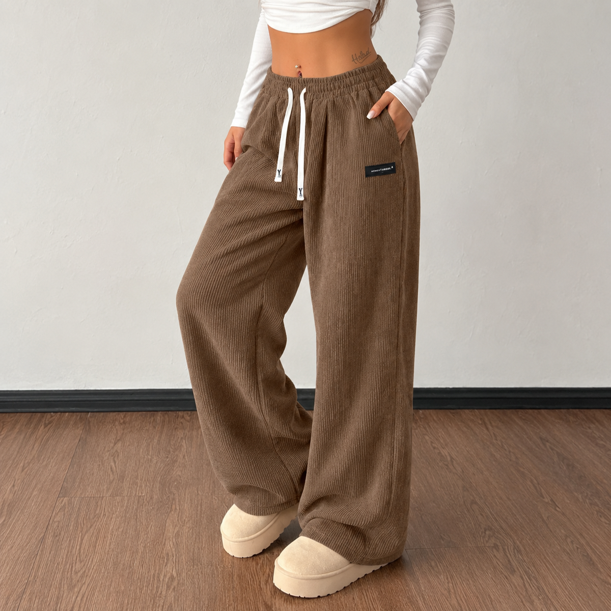 Pantalon large confortable pour femmes Danoir Paris, tissu doux et coupe décontractée, porté par une mannequin.
