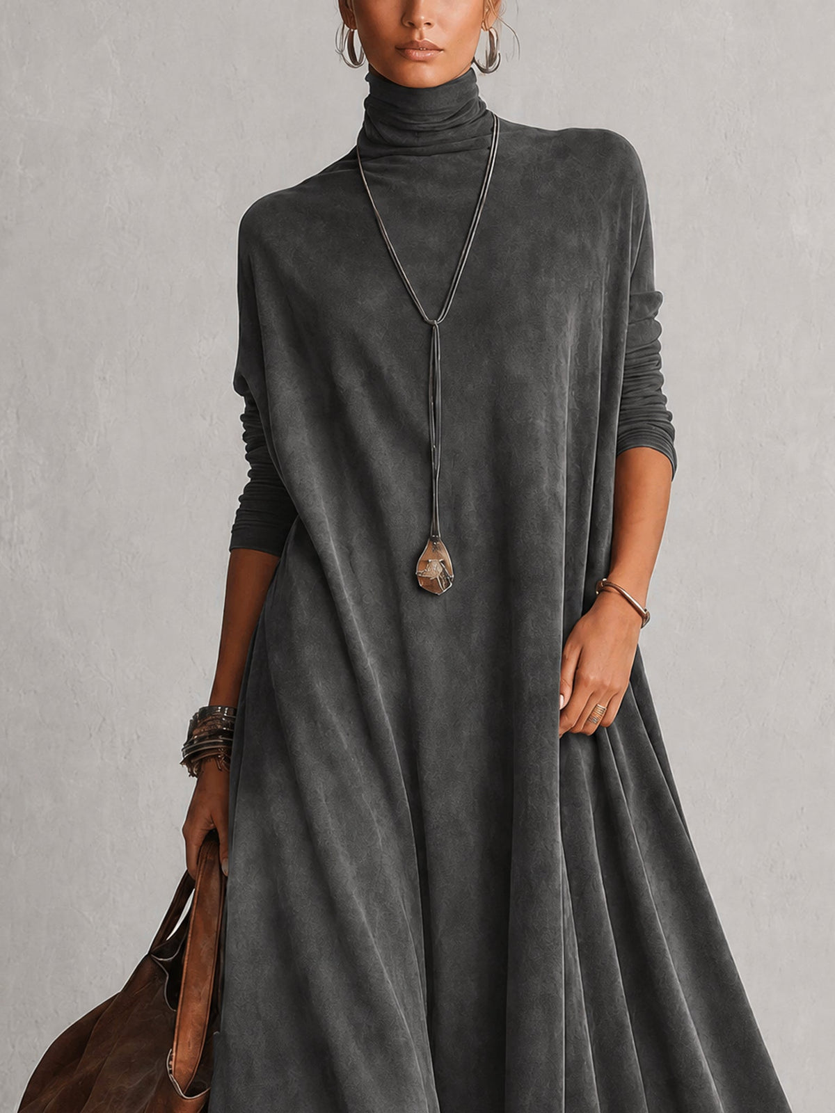 Robe maxi longue à manches longues en suédine marron vintage, robe Danoir Paris élégante et confortable, portée décontractée ou chic