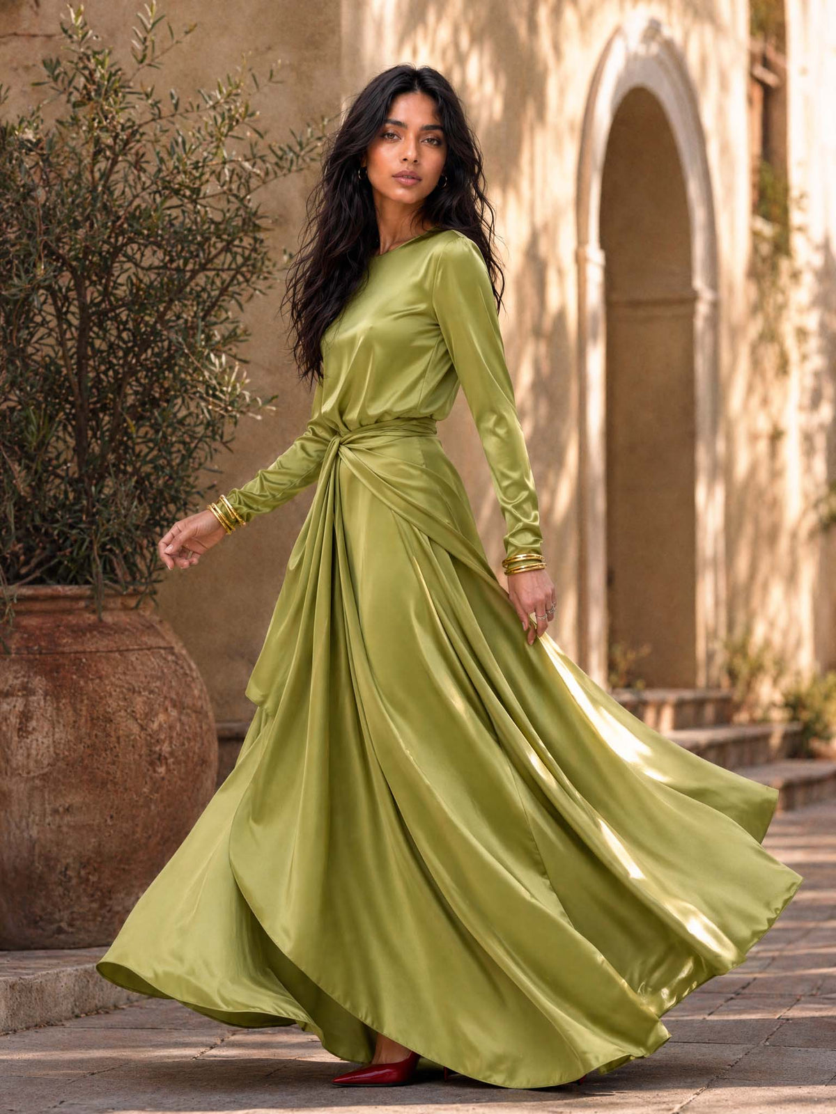 Robe longue en satin drapé Cassandra pour femme, élégante et fluide, de la marque Danoir Paris, vue sur le mannequin.