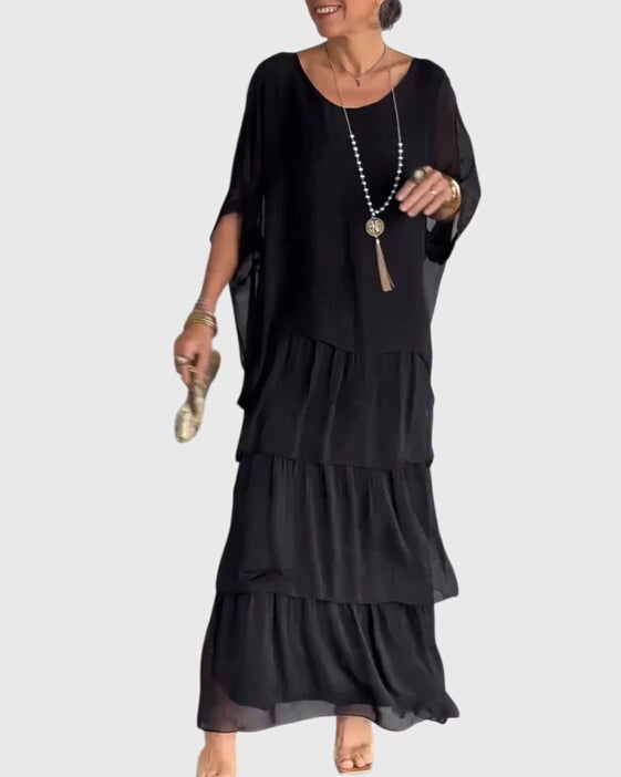Robe longue Susan de Danoir Paris, élégante, en tissu fluide, avec coupe flatteuse, portée avec accessoires pour une allure sophistiquée.
