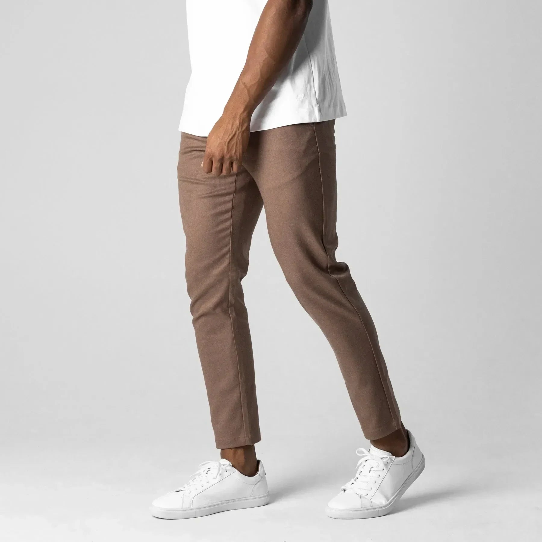 Pantalon chino élastique Danoir Paris, modèle Cino, en tissu premium, coupe ajustée et confortable, couleur beige.