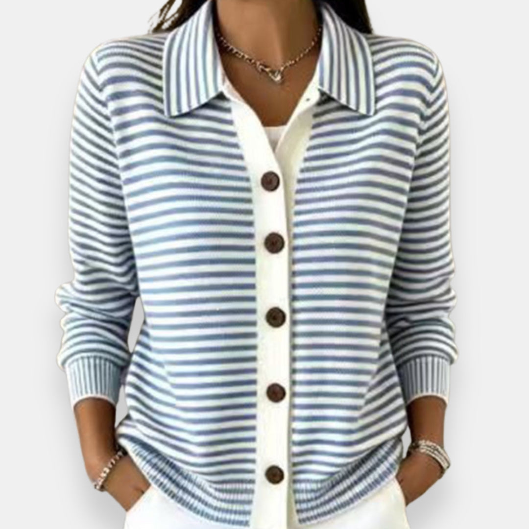 Cardigan boutonné rayé Nola™ de Danoir Paris, en maille douce avec rayures bleues et blanches, porté sur un mannequin.