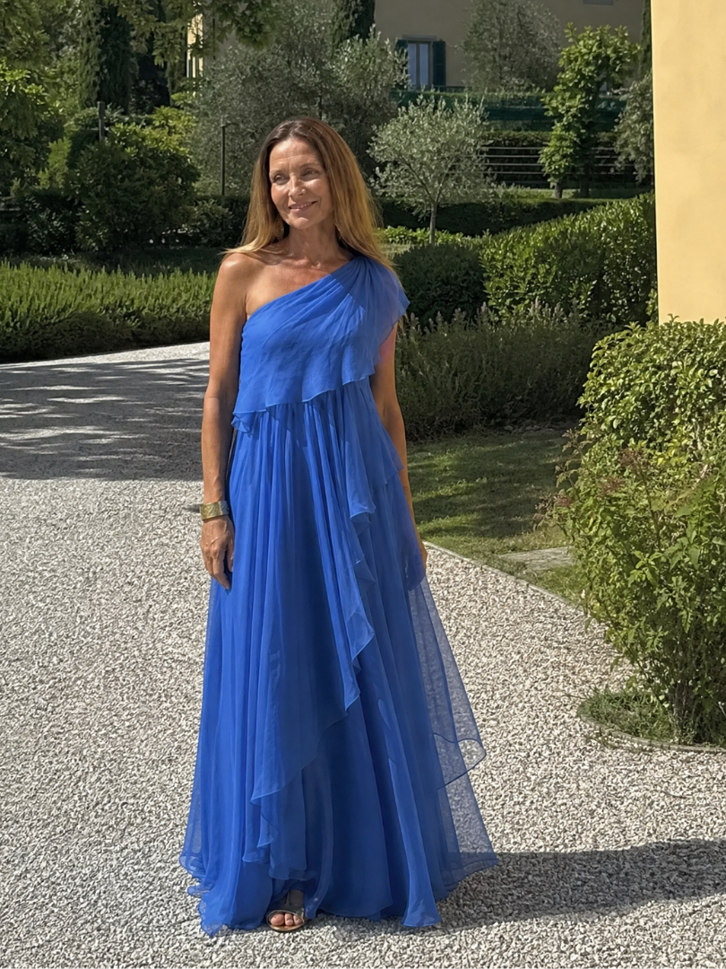 Robe maxi verte Danoir Paris avec épaule unique et volants en cascade, longueur élégante et style féminin.
