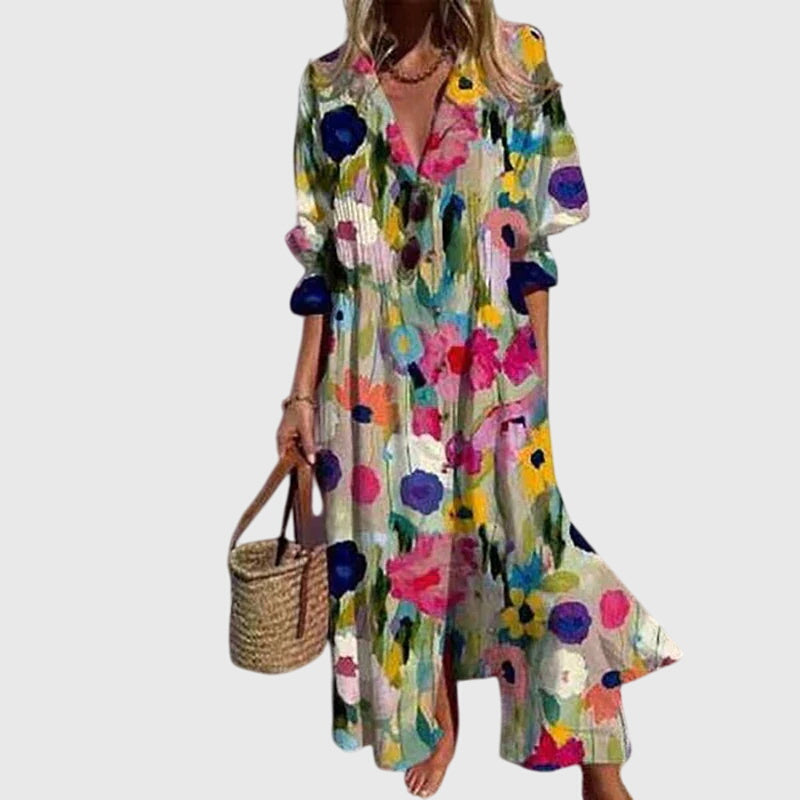 Robe bohème Zariah de Danoir Paris avec motifs floraux, manches longues et coupe fluide, portée en style décontracté.