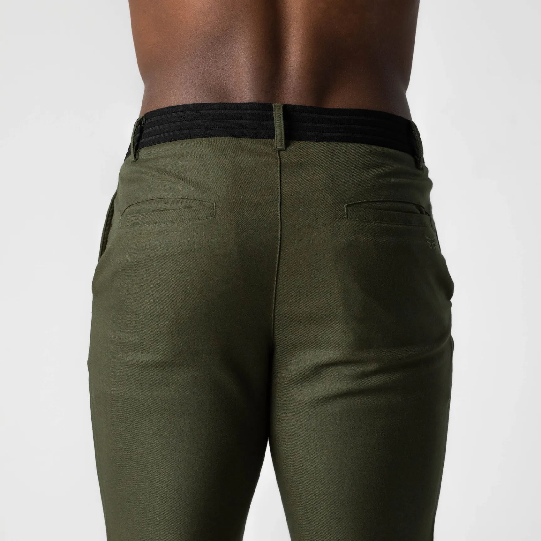 Chinos élastiques Danoir Paris en coton, coupe ajustée, couleur beige, détails modernes, pour un style élégant et confortable.