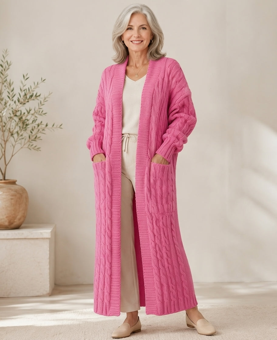 Cardigan en maille double boutonnage Danoir Paris, doux et chaud, avec col en V et boutons apparents, porté sur un mannequin.