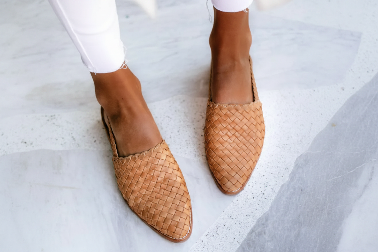 Chaussures slip-on Monica™ confortables de Danoir Paris, en cuir noir avec semelle antidérapante, vues de profil.