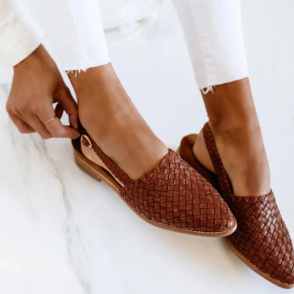 Chaussures slip-on Monica Danoir Paris, confortables, en cuir noir, avec semelle antidérapante et design élégant.