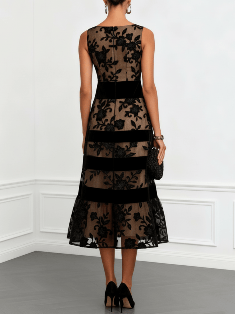 Robe mi-longue noire en dentelle avec motif floral, sans manches et coupe évasée, de la marque Danoir Paris.