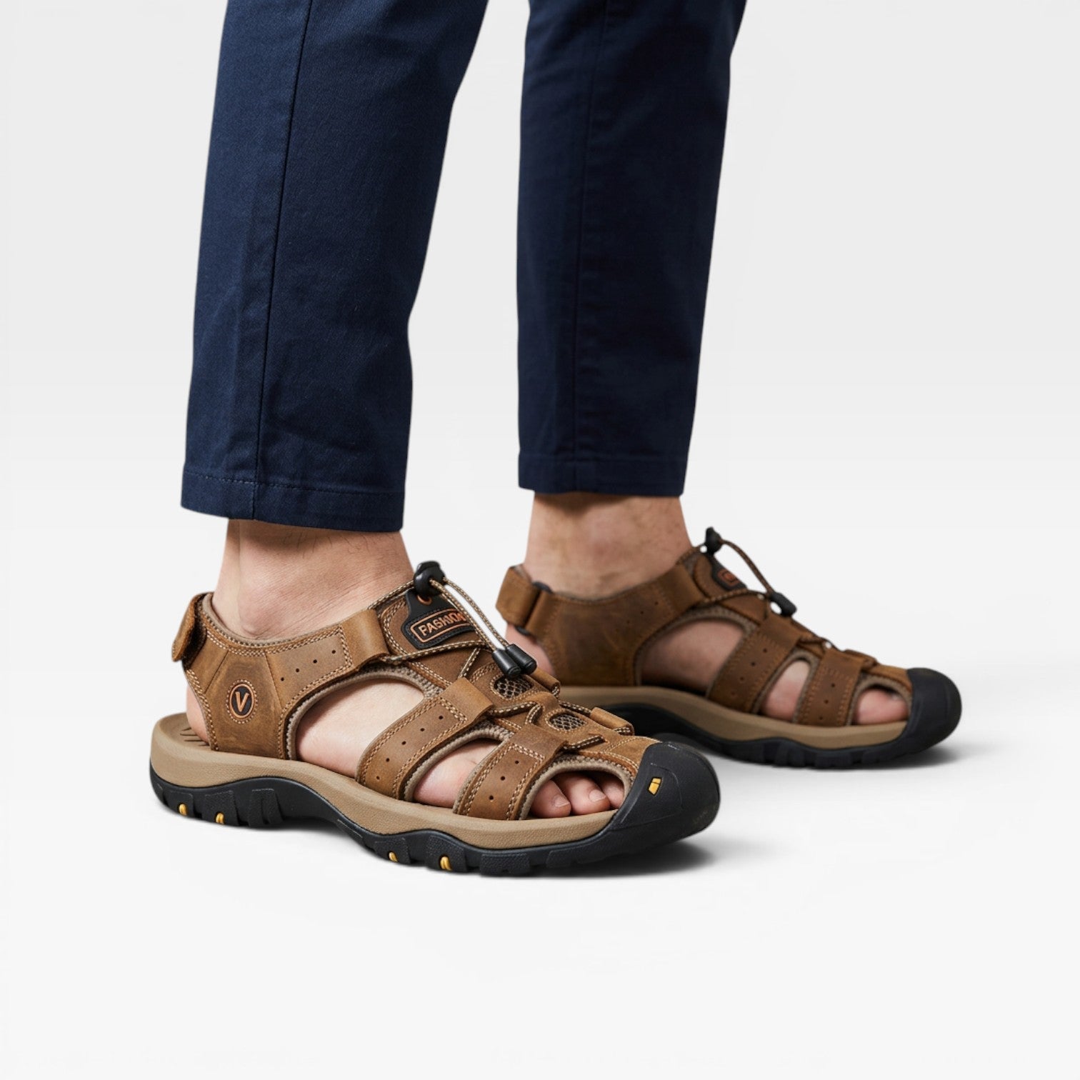 Sandales de randonnée en cuir pour hommes Danoir Paris, à bout fermé, coloris marron, semelle robuste, réglables pour marche outdoor.