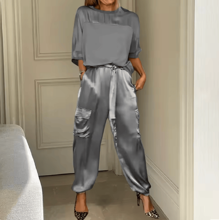 Ensemble deux pièces fluide de luxe Averielle par Danoir Paris, comprenant un haut et un pantalon élégants.