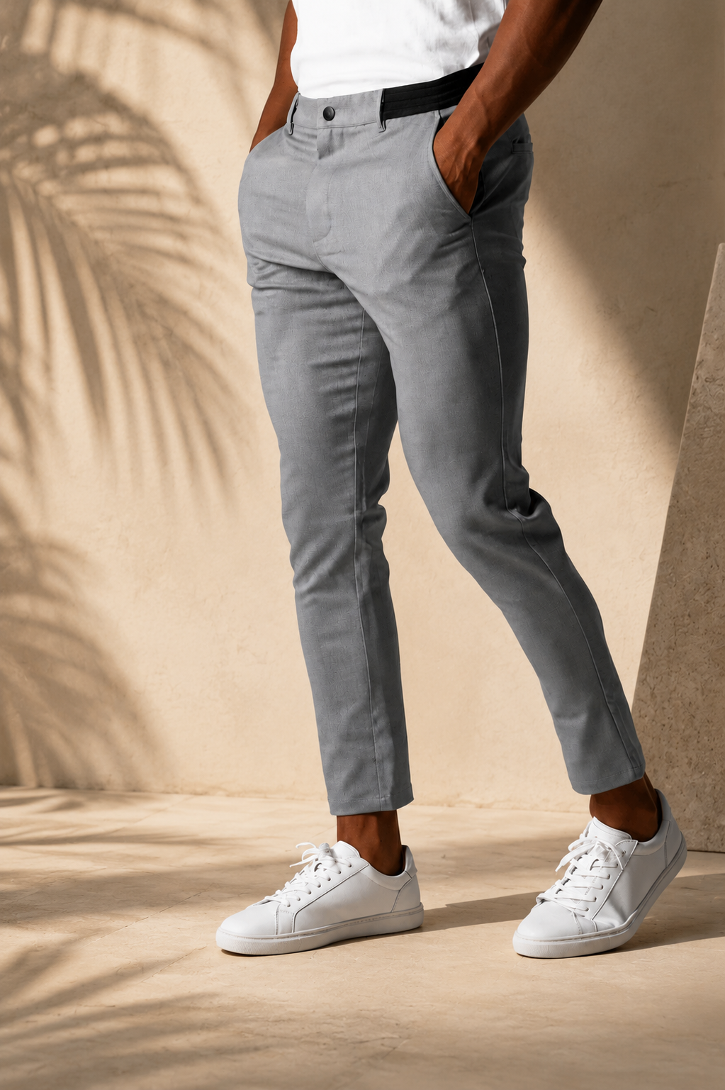 Pantalon chinos élastiques Danoir Paris Cino, coupe slim, en coton premium, couleur beige, porté avec une chemise blanche.