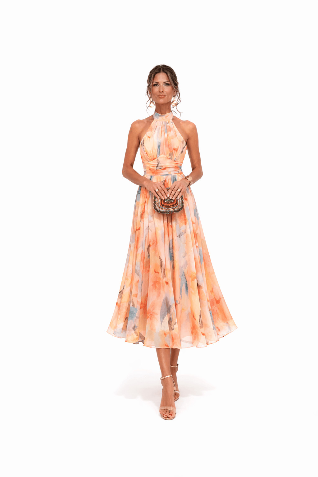 Robe à col halter Esther™ de Danoir Paris, vêtement élégant en tissu fluide, portée sur mannequin avec détail de la coupe.
