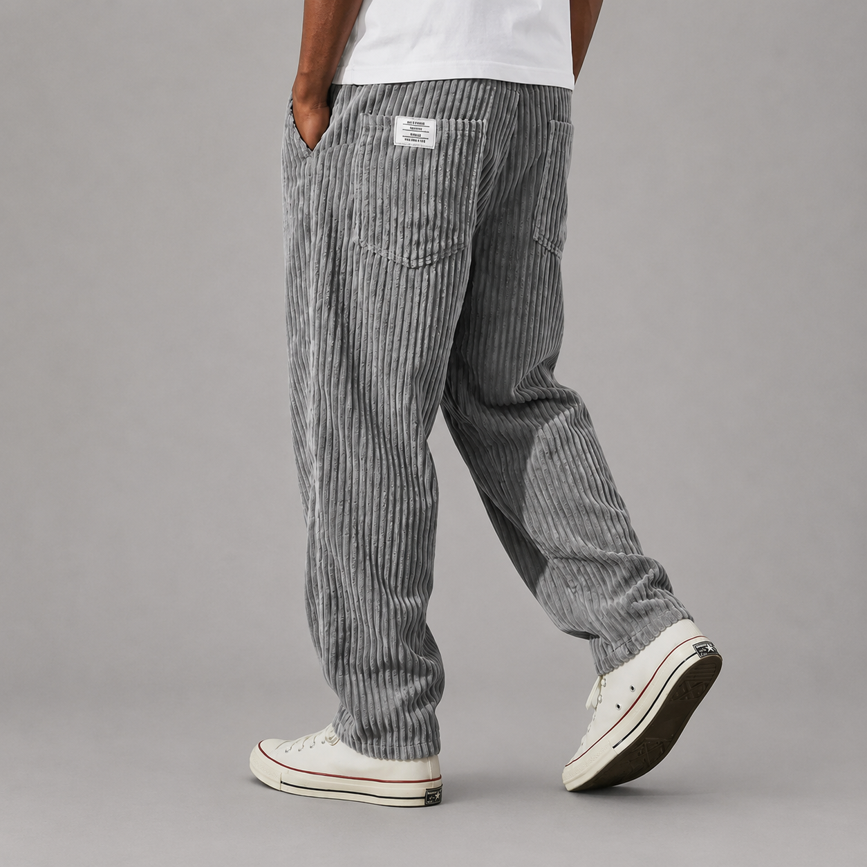 Pantalons en velours côtelé Adriano de Danoir Paris, tissu doux et texture côtelée visible, coupe élégante pour femme.