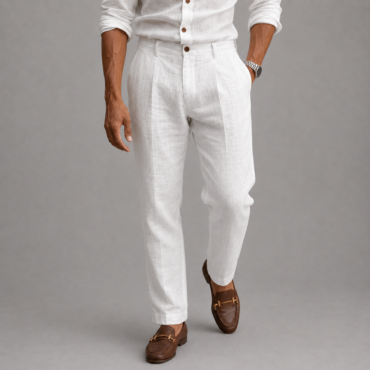 Chat blanc portant un maillot de bain bleu avec motif floral, portant un chapeau de soleil, pour un look estival chic Danoir Paris