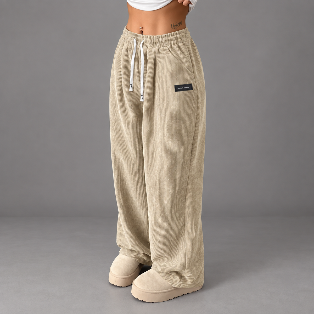 Pantalon large confortable pour femmes Danoir Paris, tissu doux, coupe ample, porté avec un haut blanc.