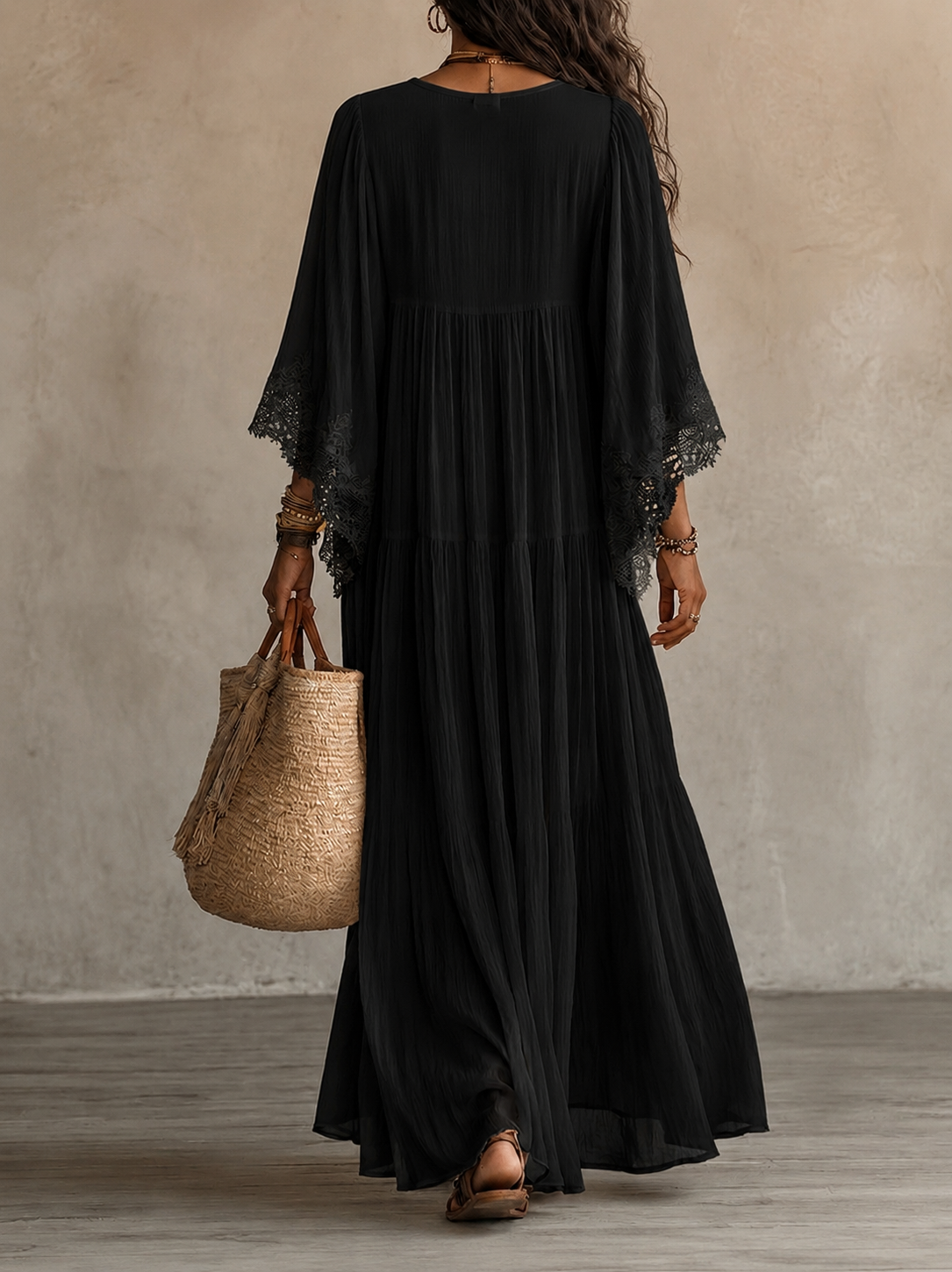 Robe longue en chiffon ivoire avec dentelle, conçue par Danoir Paris, affichée avec détails délicats et élégants.