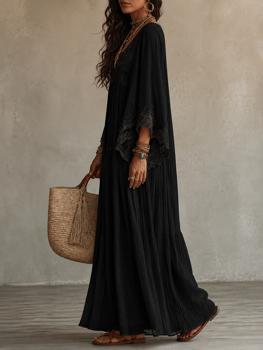 Robe longue en chiffon ivoire et dentelle Danoir Paris, détail de la dentelle et de la matière fluide.