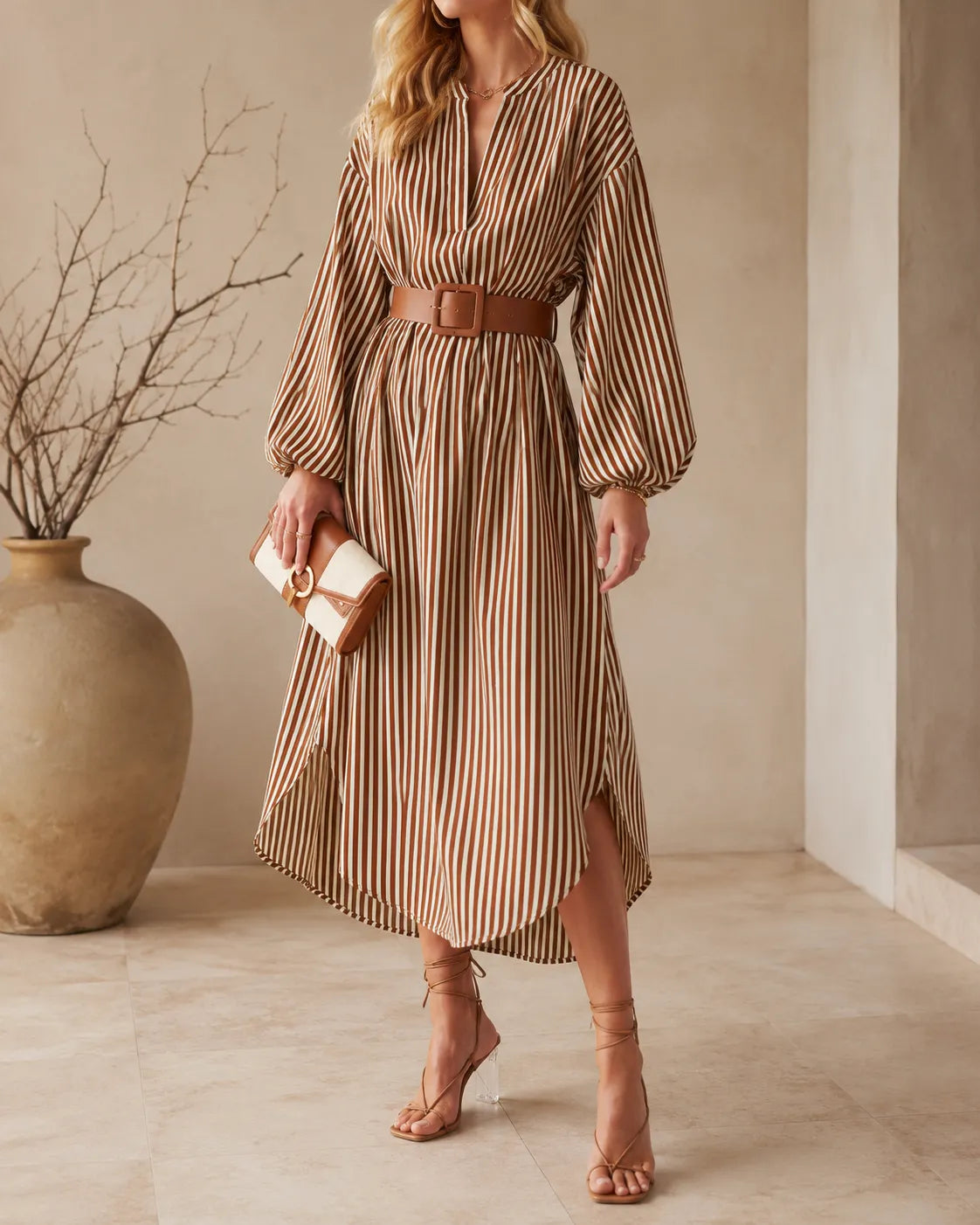 Robe chemise midi rayée ceinturée Danoir Paris, tissu fluide avec rayures bleues et blanches, longueur mi-mollet.