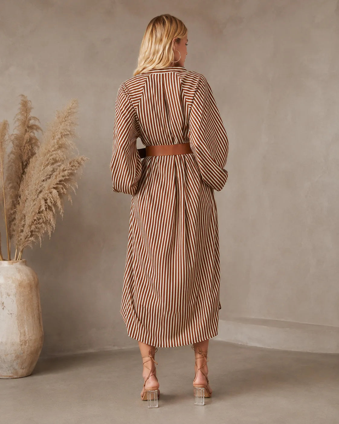 Robe chemise midi rayée Danoir Paris avec ceinture, manches longues et col V, portée décontractée et élégante.
