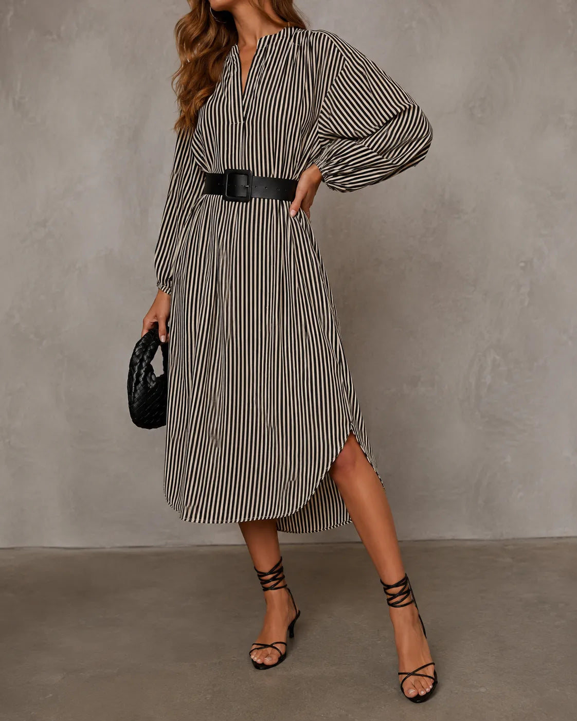 Robe chemise midi rayée ceinturée Danoir Paris, style chic avec motifs à rayures bleues et blanches, boutons devant, manches longues