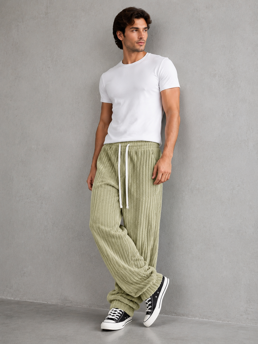 Pantalon Rowan de Danoir Paris en tissu léger, coupe élégante, couleur neutre, porté sur mannequin.