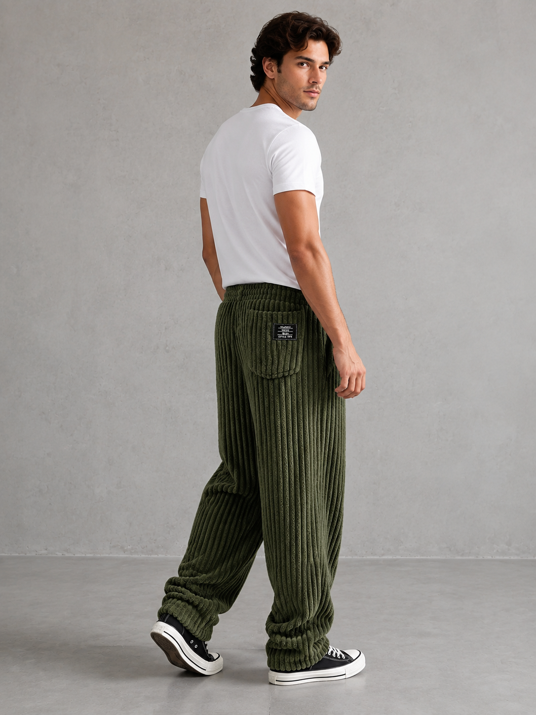 Pantalon Rowan de Danoir Paris en tissu noir, vue de face, avec détails de coupe et ceinture visible.