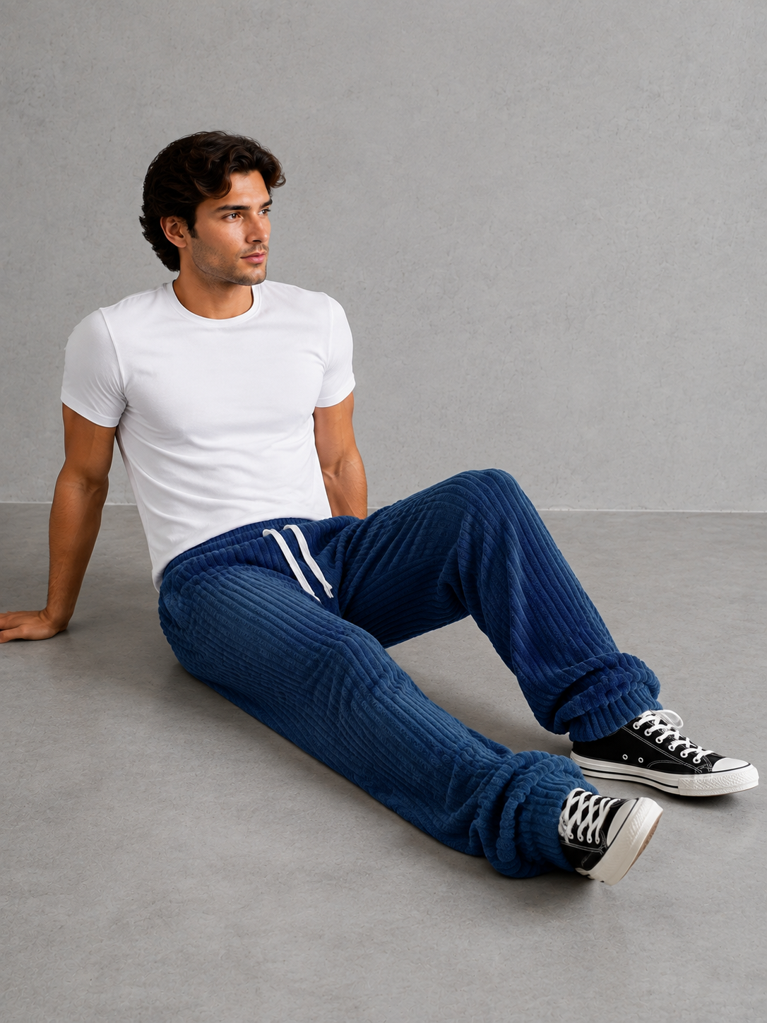 Pantalon Rowan de Danoir Paris, pantalon en tissu beige avec ceinture et poches, vue de devant.