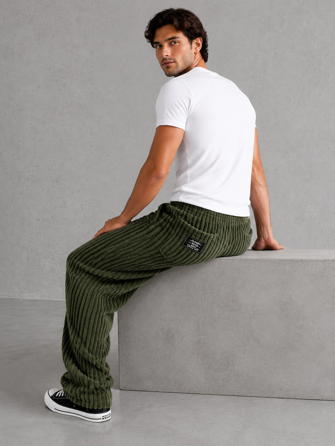 Pantalon Rowan de Danoir Paris en tissu léger, coupe droite, couleur beige, porté avec un haut blanc dans une tenue décontractée.