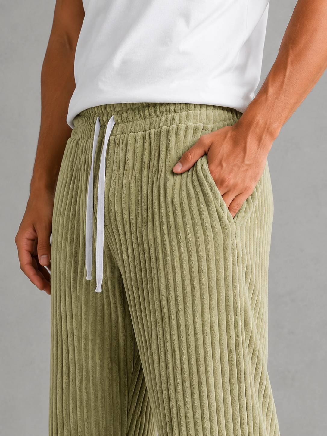 Pantalon Rowan de Danoir Paris, coupe élégante, en tissu noir, porté avec une chemise blanche et des chaussures noires.