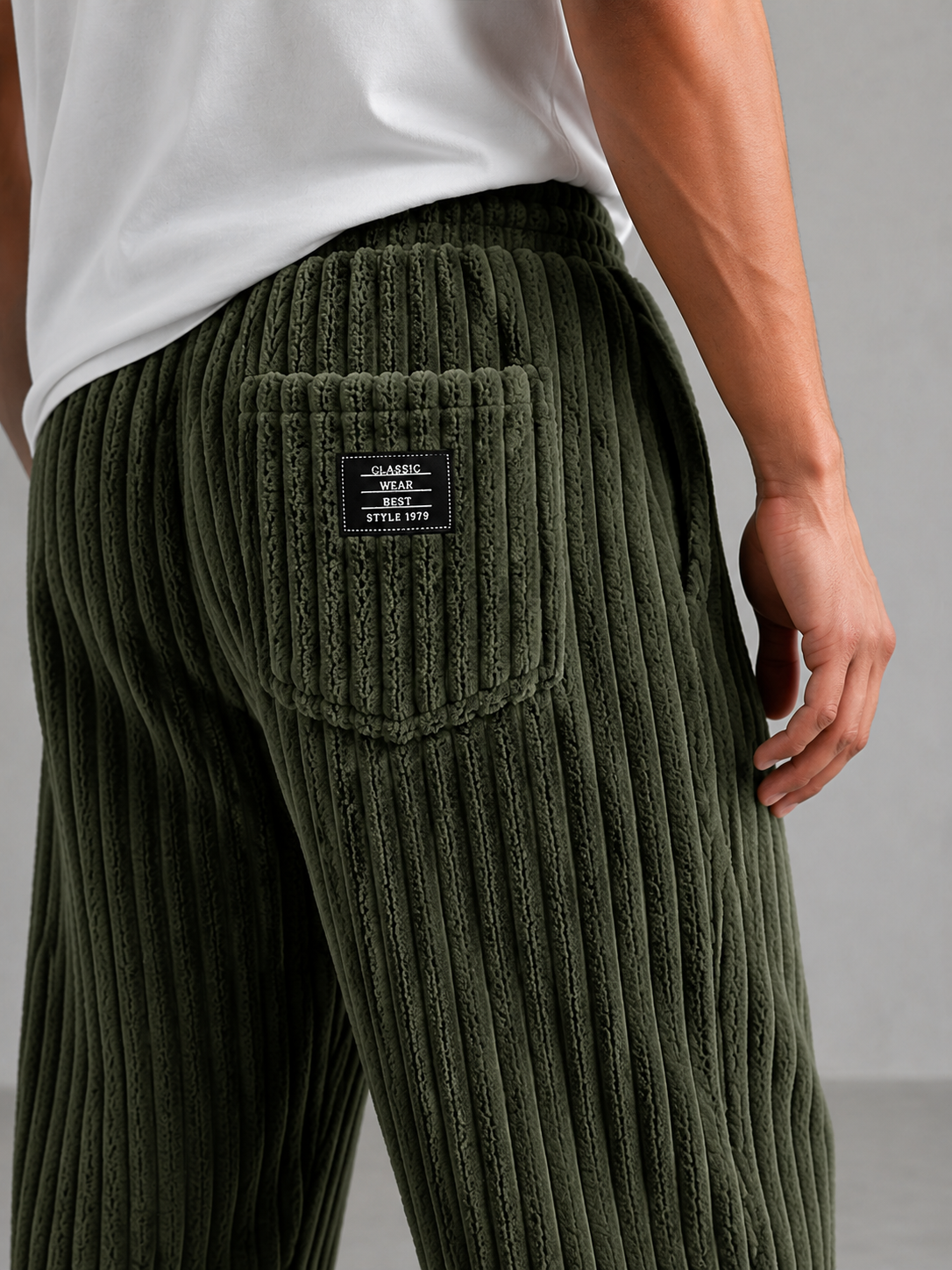 Pantalon Rowan de Danoir Paris, pantalon en tissu noir avec coupe élégante, porté par un mannequin.