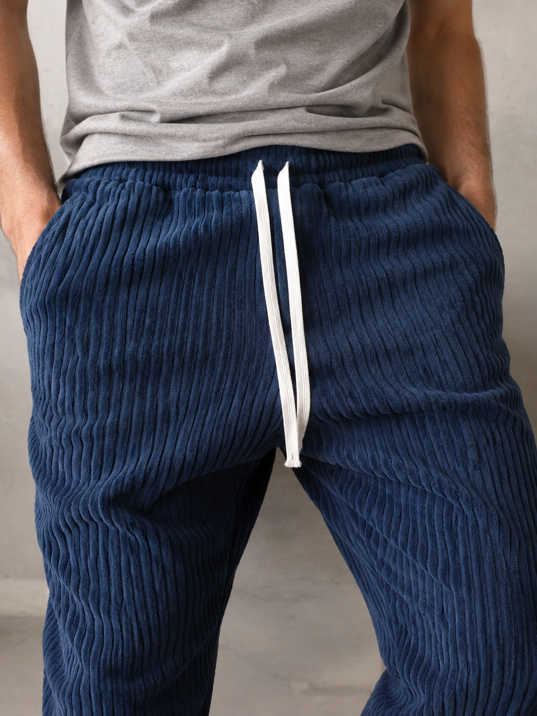 Pantalon Rowan de Danoir Paris en tissu léger, coupe droite, couleur beige, porté avec une blouse blanche.