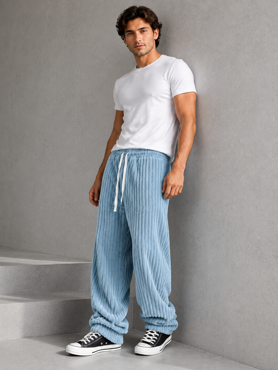 Pantalon Rowan de Danoir Paris en tissu décontracté avec coupe ajustée, porté sur mannequin blanc.