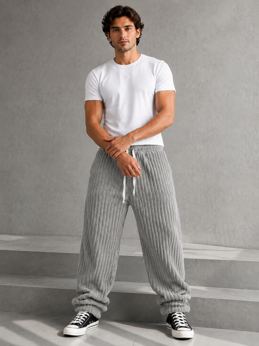 Pantalon Rowan Danoir Paris en tissu léger, coupe ajustée, couleur neutre, porté avec une chemise blanche.