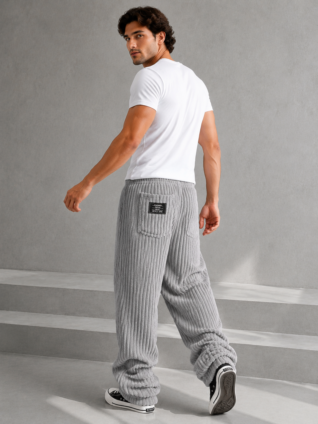 Pantalon Rowan de Danoir Paris en tissu gris, coupe moderne avec ceinture et poches, vue de face.