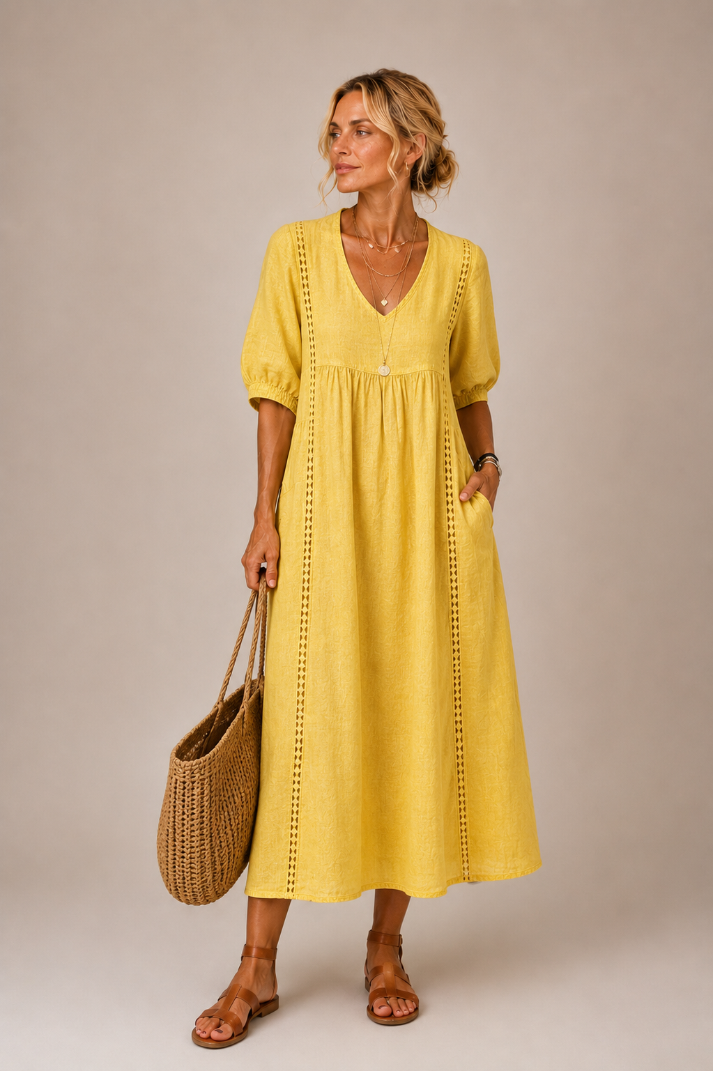 Robe midi d'été Gillian de Danoir Paris, coupe fluide en tissu léger avec imprimé floral, portée avec des accessoires.
