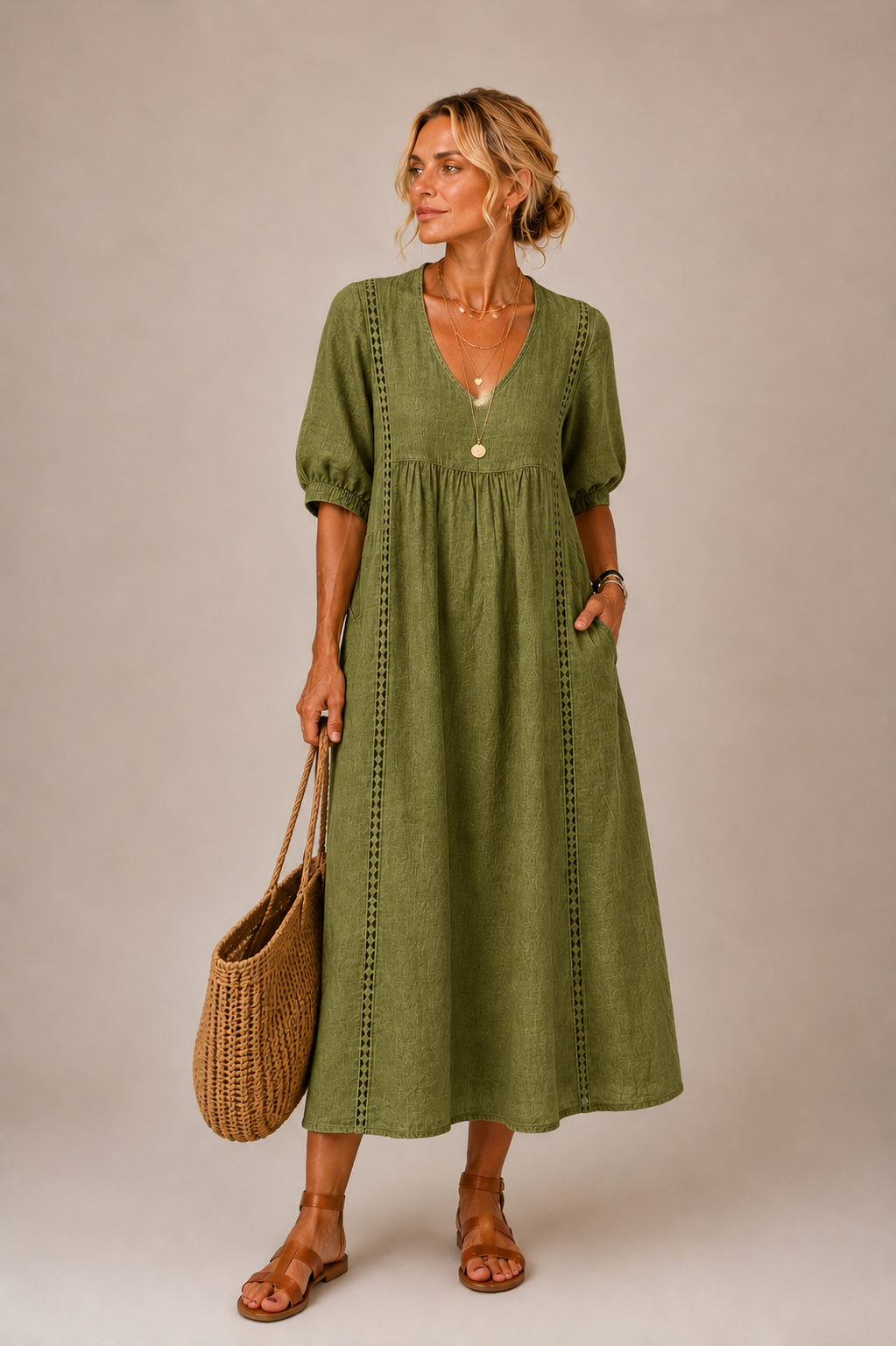 Robe midi d'été Gillian de Danoir Paris, tissu léger, coupe fluide, avec bretelles fines, portée en été.