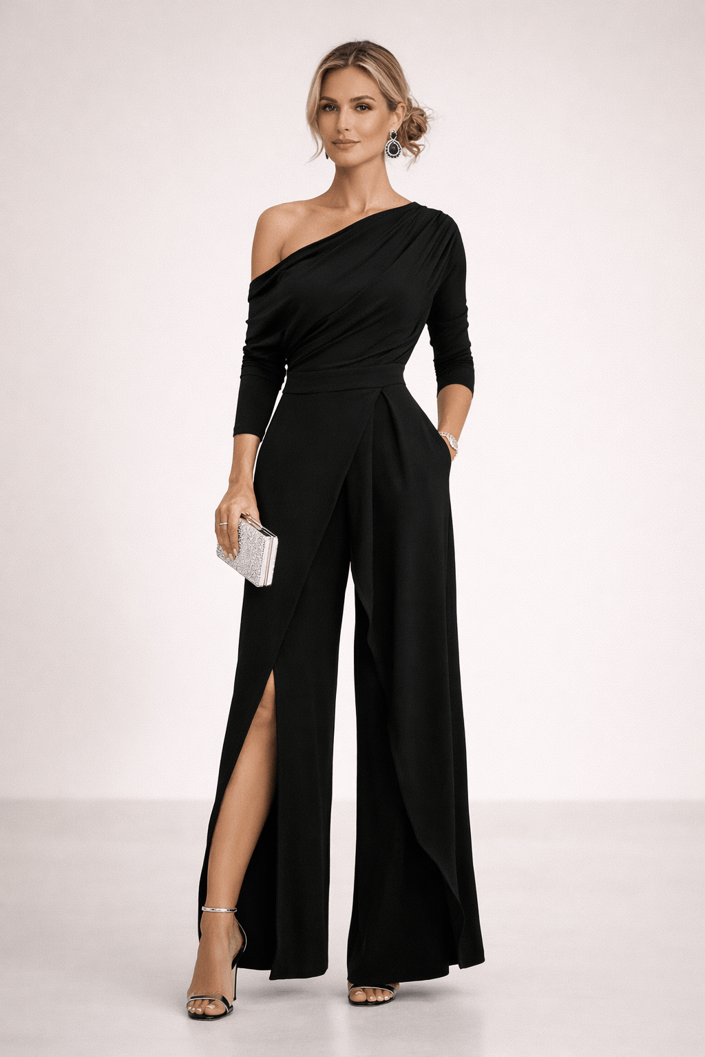 Pantalon mono élégant Danoir Paris Santoro™ en tissu fluide, porté par une femme dans une tenue sophistiquée.