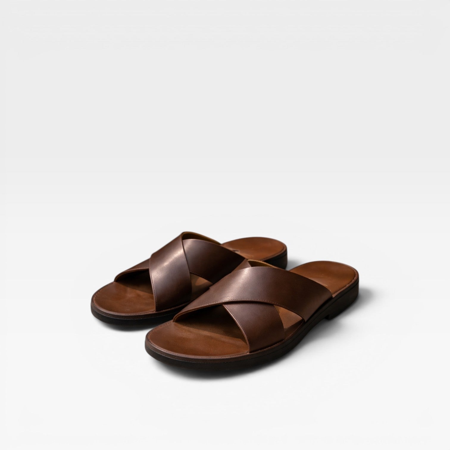 Sandales en cuir pour hommes Danoir Paris avec brides croisées, style d'été confortable à enfiler, vue de face.