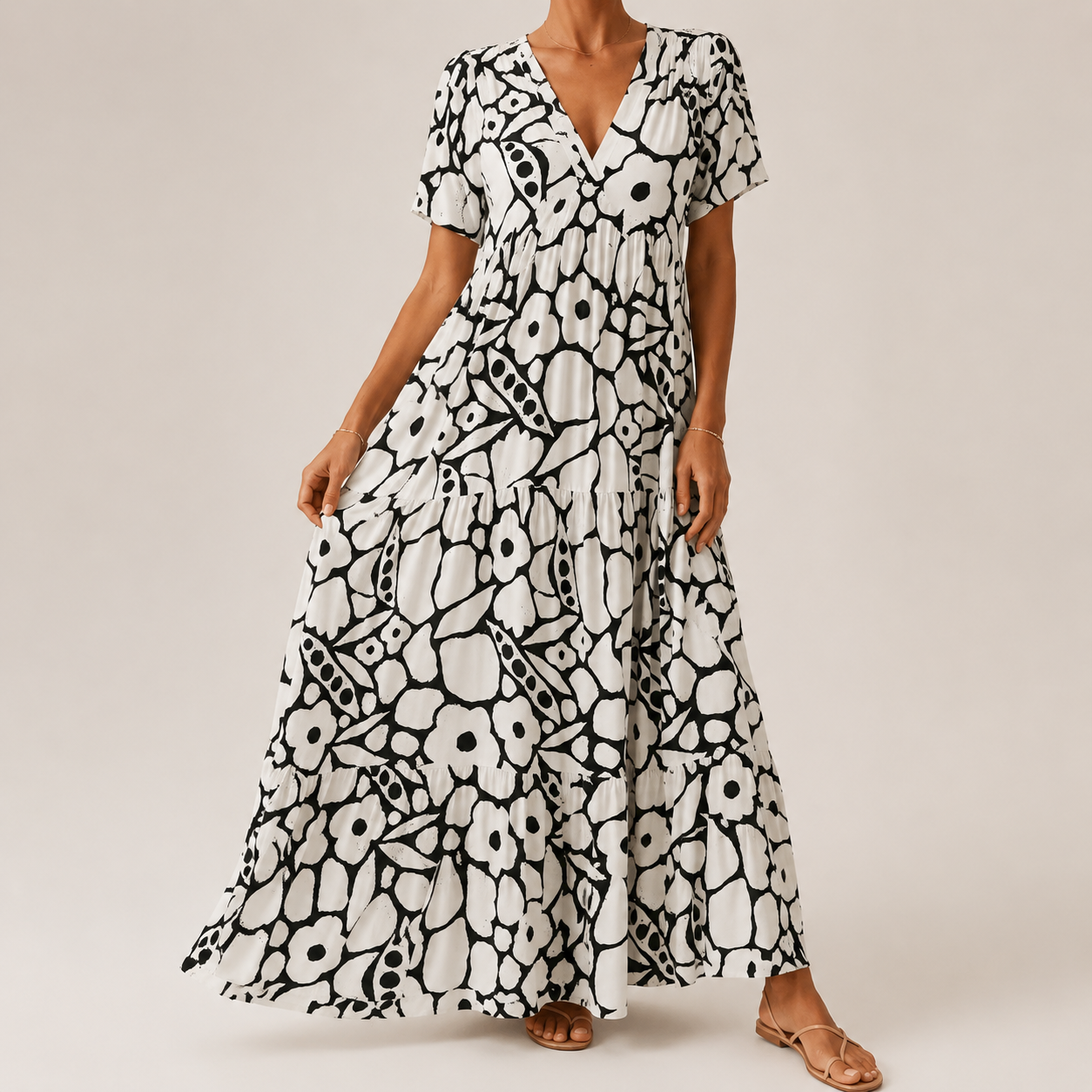 Robe bohème élégante Margaret de Danoir Paris, avec motifs floraux et coupe fluide, portée par un mannequin.