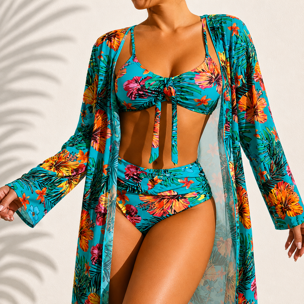 Bikini 3 pièces Danoir Paris avec motif tropical élégant, comprenant haut, bas et paréo, porté dans un cadre estival.