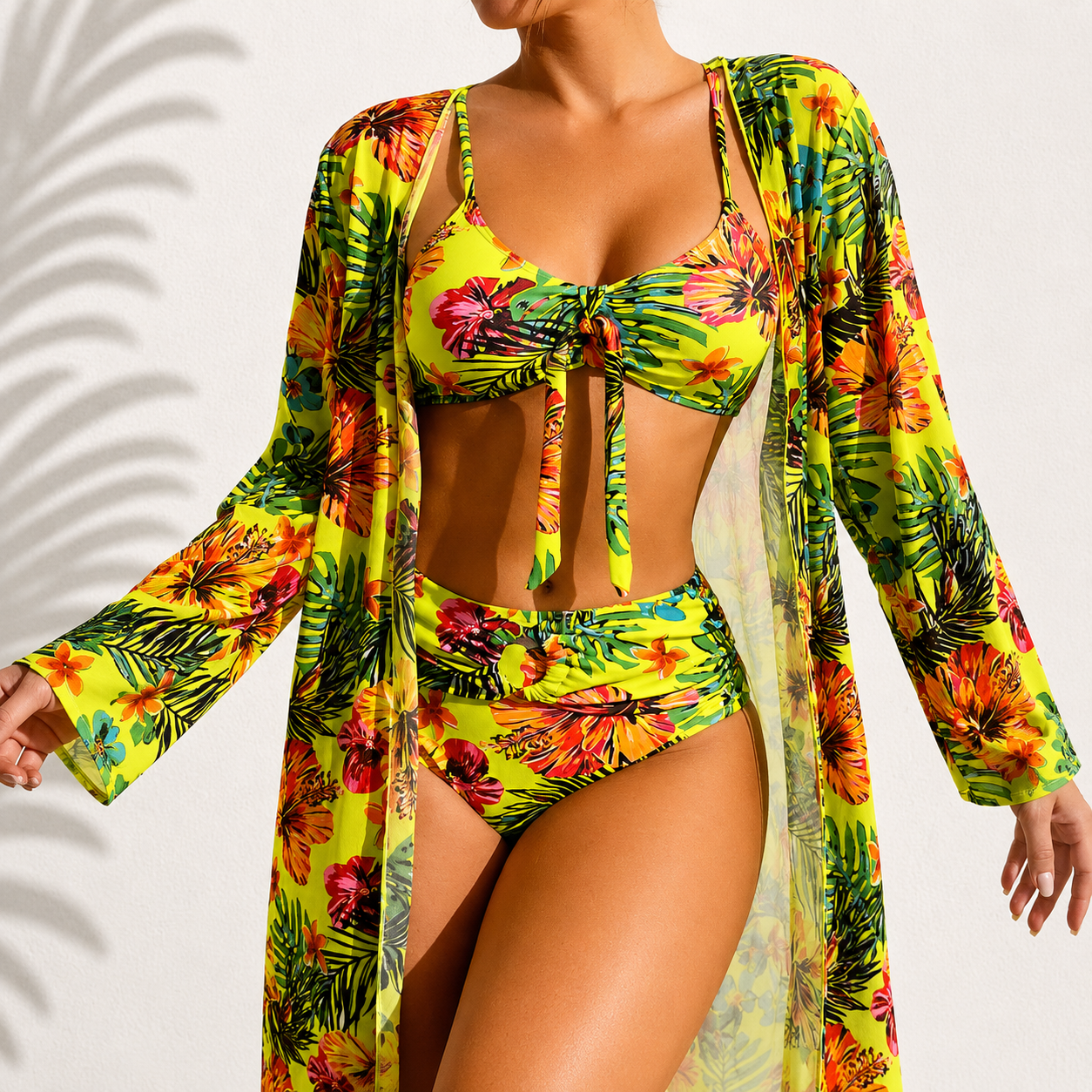 Bikini 3 pièces Danoir Paris avec motif tropical élégant, comprenant le haut, le bas et une paréo, porté en extérieur.